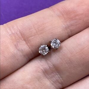 💛 Elegant Silver CZ Star Stud Earrings
